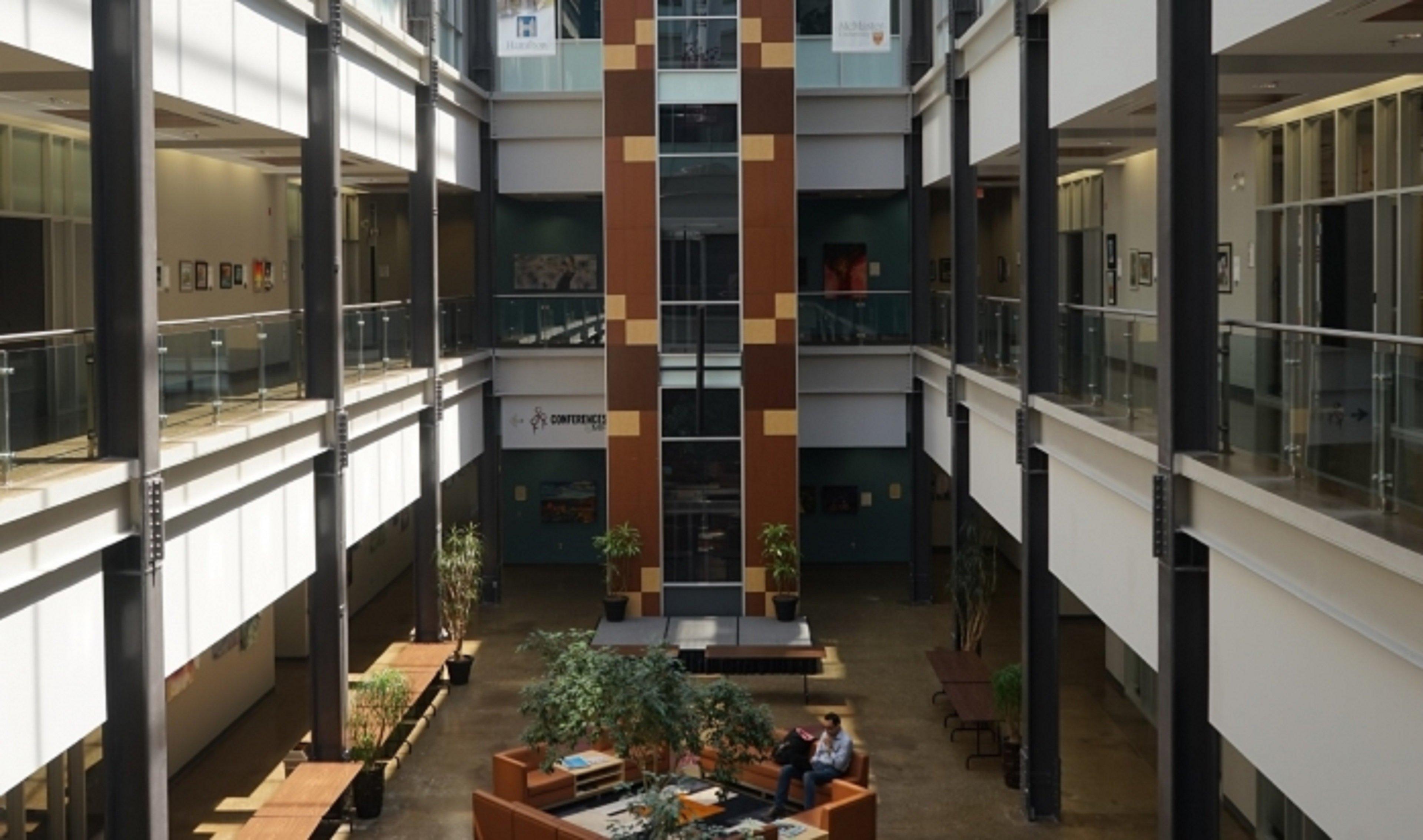 Staybridge Suites Hamilton - Downtown By Ihg Екстер'єр фото